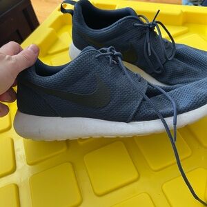 Sleek Blue Sneakers with Cushioned Sole and Breathable Mesh